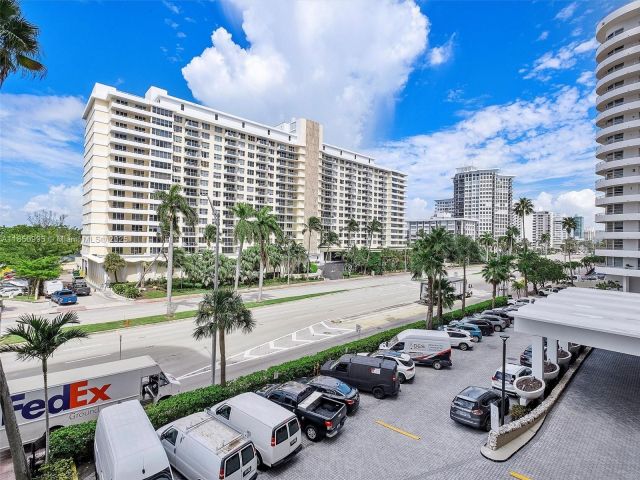 1-bedroom condo for sale in Miami Beach - 5555 Collins Ave 4S - MondialRealty
