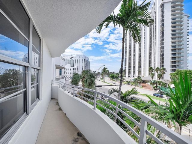1-bedroom condo for sale in Miami Beach - 5555 Collins Ave 4S - MondialRealty