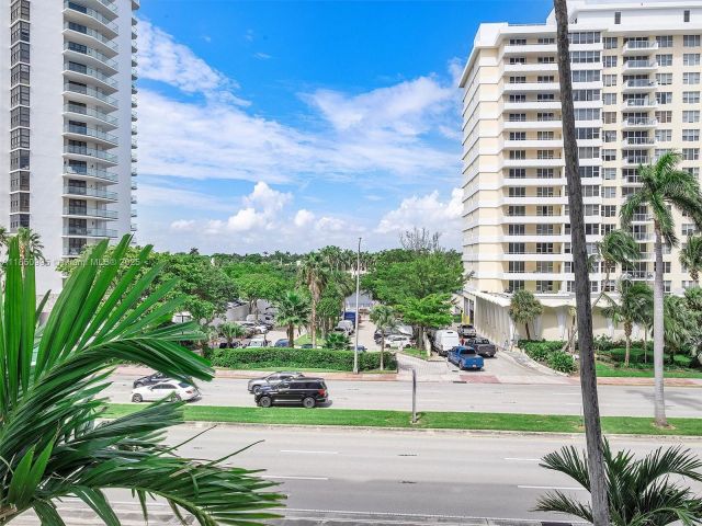 1-bedroom condo for sale in Miami Beach - 5555 Collins Ave 4S - MondialRealty