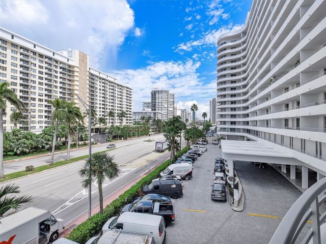 1-bedroom condo for sale in Miami Beach - 5555 Collins Ave 4S - MondialRealty