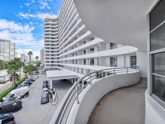 1-bedroom condo for sale in Miami Beach - 5555 Collins Ave 4S - MondialRealty