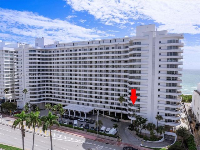 1-bedroom condo for sale in Miami Beach - 5555 Collins Ave 4S - MondialRealty