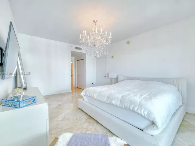 2-bedroom condo for sale in Aventura - 3131 NE 188th St 2-1103 - MondialRealty