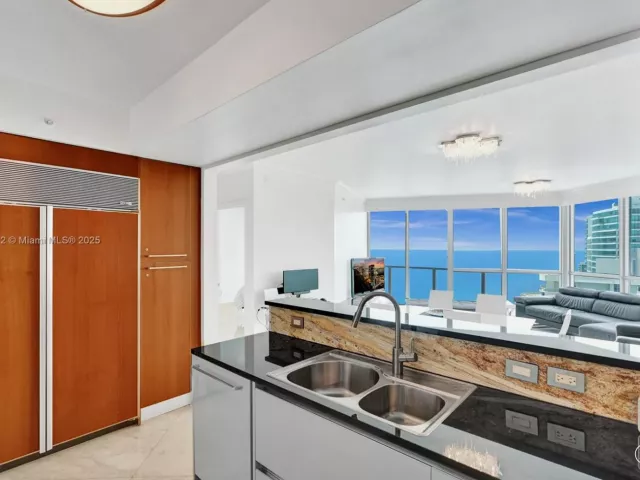 3-bedroom condo for sale in Hollywood - 3101 S Ocean Dr 3506 - MondialRealty