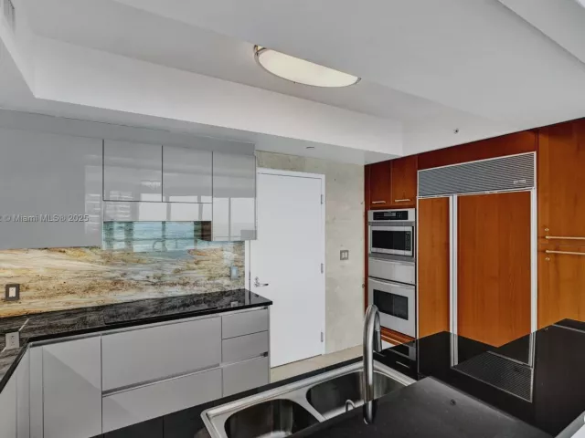 3-bedroom condo for sale in Hollywood - 3101 S Ocean Dr 3506 - MondialRealty