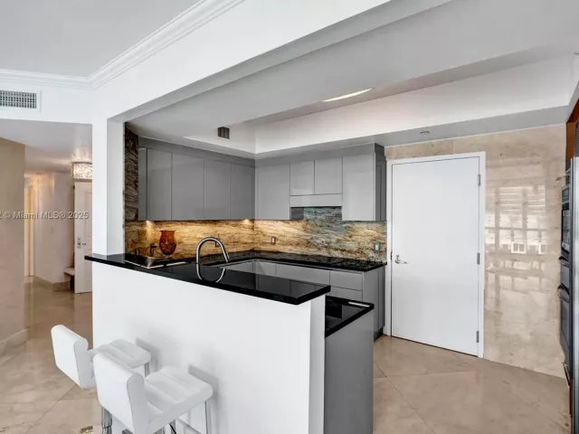 3-bedroom condo for sale in Hollywood - 3101 S Ocean Dr 3506 - MondialRealty