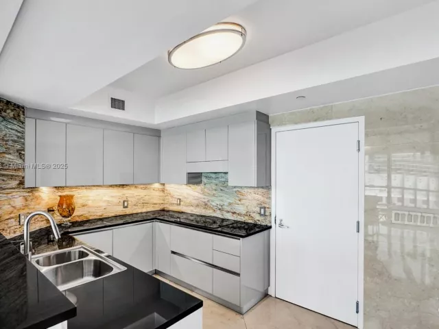 3-bedroom condo for sale in Hollywood - 3101 S Ocean Dr 3506 - MondialRealty