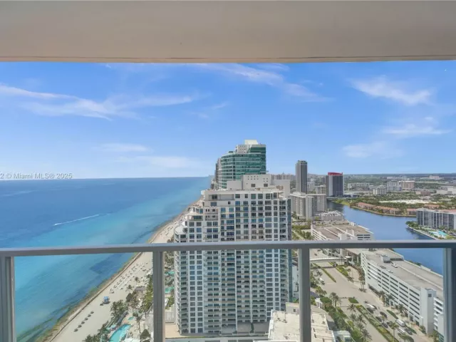 3-bedroom condo for sale in Hollywood - 3101 S Ocean Dr 3506 - MondialRealty