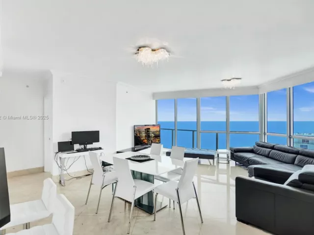 3-bedroom condo for sale in Hollywood - 3101 S Ocean Dr 3506 - MondialRealty