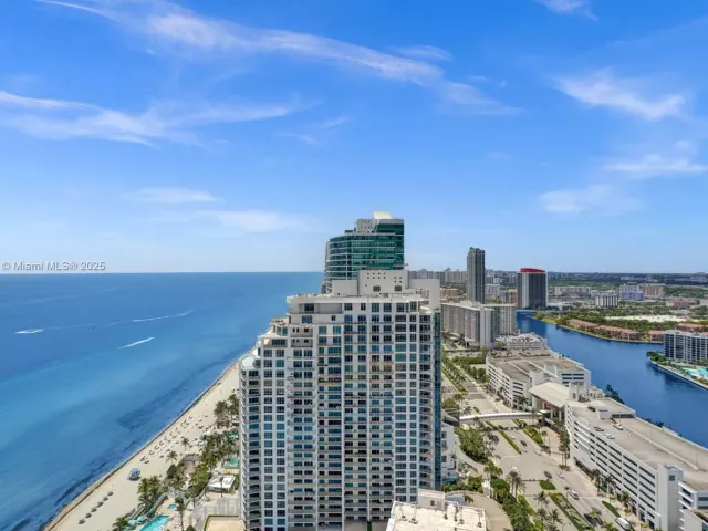 3-bedroom condo for sale in Hollywood - 3101 S Ocean Dr 3506 - MondialRealty