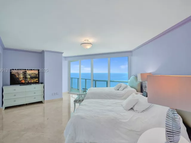 3-bedroom condo for sale in Hollywood - 3101 S Ocean Dr 3506 - MondialRealty