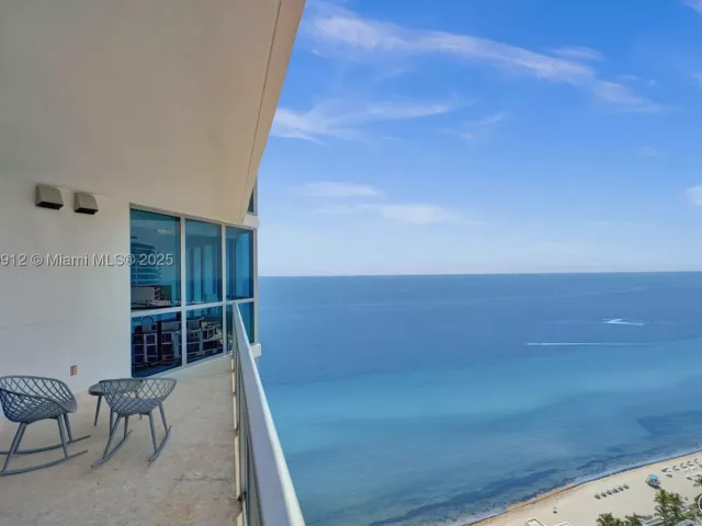 3-bedroom condo for sale in Hollywood - 3101 S Ocean Dr 3506 - MondialRealty