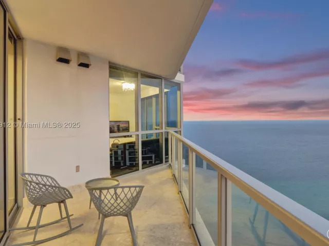 3-bedroom condo for sale in Hollywood - 3101 S Ocean Dr 3506 - MondialRealty