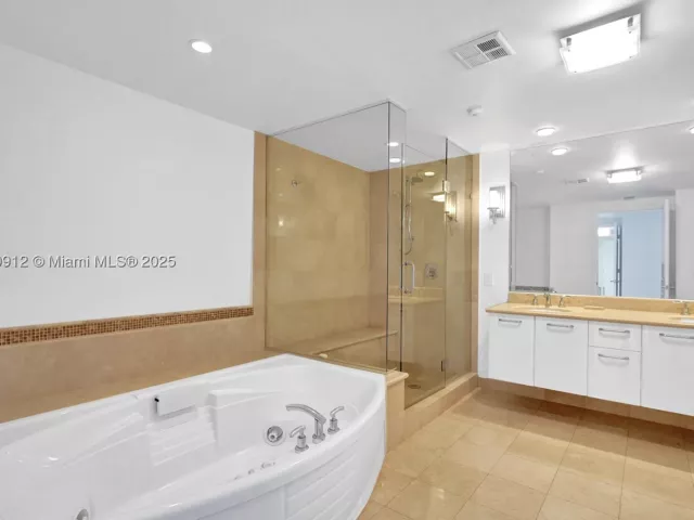 3-bedroom condo for sale in Hollywood - 3101 S Ocean Dr 3506 - MondialRealty