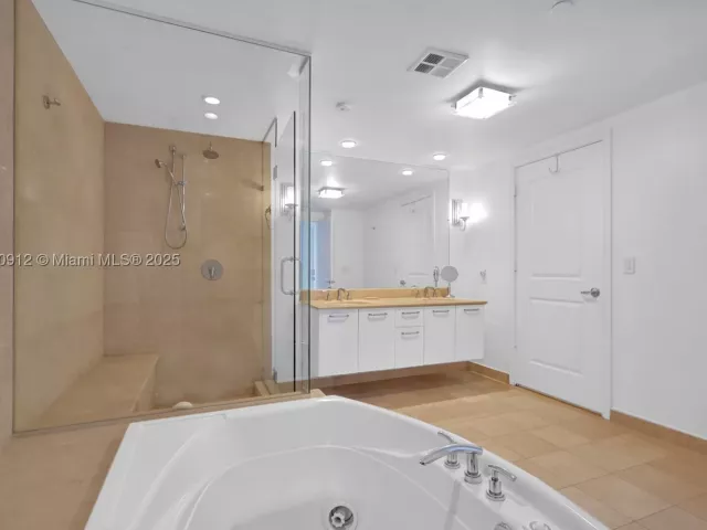 3-bedroom condo for sale in Hollywood - 3101 S Ocean Dr 3506 - MondialRealty