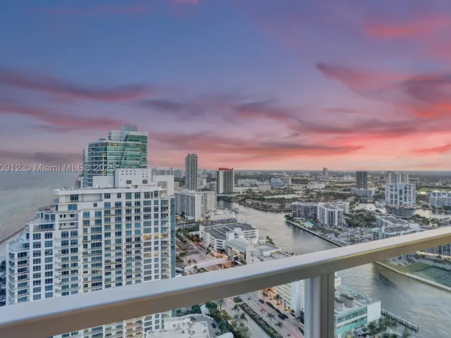 3-bedroom condo for sale in Hollywood - 3101 S Ocean Dr 3506 - MondialRealty