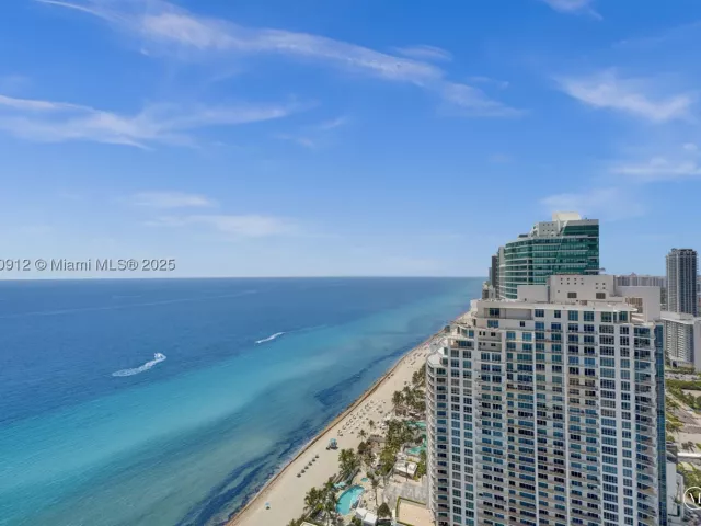 3-bedroom condo for sale in Hollywood - 3101 S Ocean Dr 3506 - MondialRealty