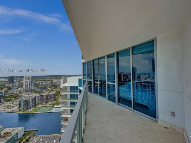 3-bedroom condo for sale in Hollywood - 3101 S Ocean Dr 3506 - MondialRealty