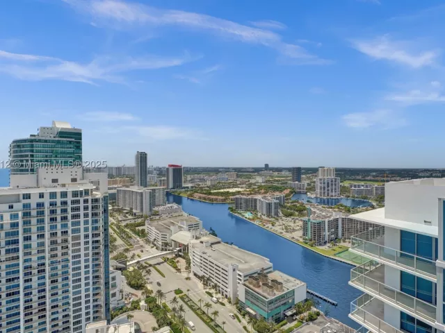 3-bedroom condo for sale in Hollywood - 3101 S Ocean Dr 3506 - MondialRealty