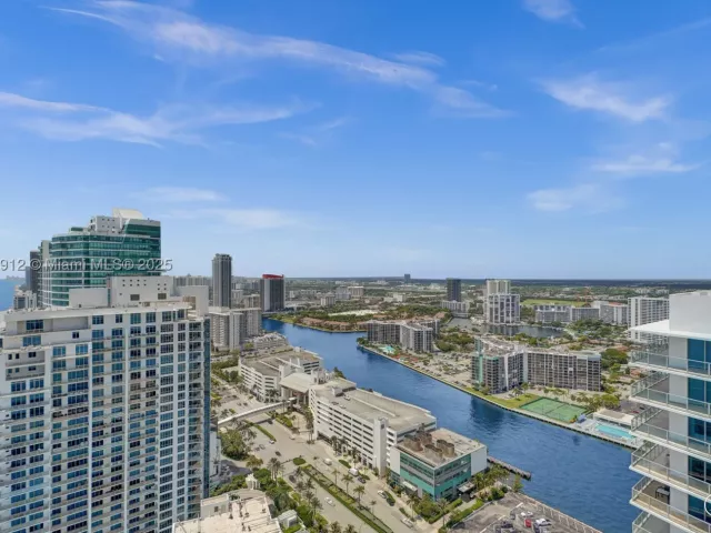 3-bedroom condo for sale in Hollywood - 3101 S Ocean Dr 3506 - MondialRealty