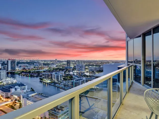 3-bedroom condo for sale in Hollywood - 3101 S Ocean Dr 3506 - MondialRealty