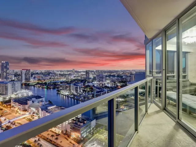 3-bedroom condo for sale in Hollywood - 3101 S Ocean Dr 3506 - MondialRealty