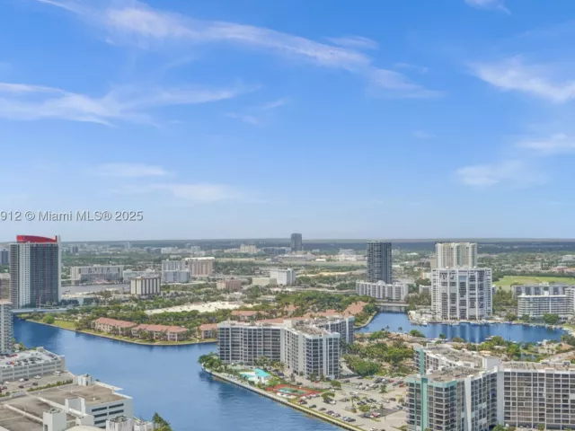 3-bedroom condo for sale in Hollywood - 3101 S Ocean Dr 3506 - MondialRealty
