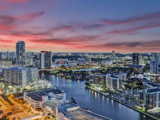3-bedroom condo for sale in Hollywood - 3101 S Ocean Dr 3506 - MondialRealty