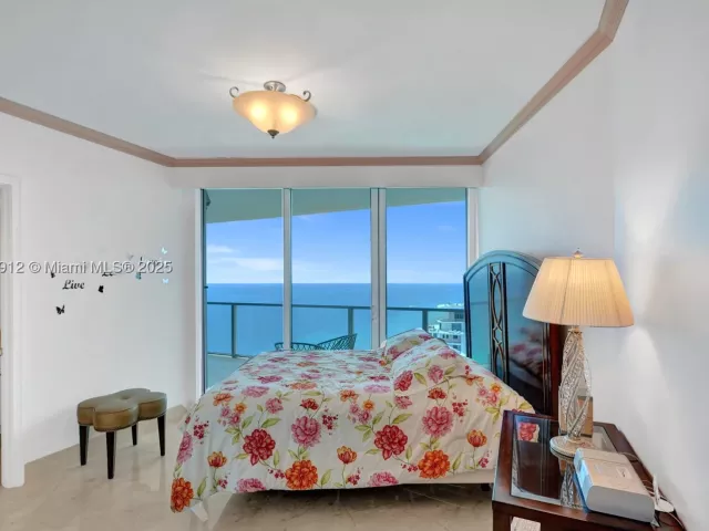 3-bedroom condo for sale in Hollywood - 3101 S Ocean Dr 3506 - MondialRealty