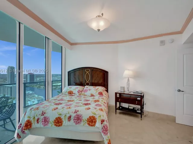 3-bedroom condo for sale in Hollywood - 3101 S Ocean Dr 3506 - MondialRealty