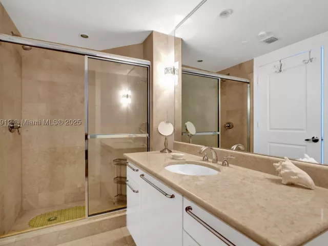 3-bedroom condo for sale in Hollywood - 3101 S Ocean Dr 3506 - MondialRealty