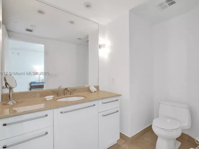 3-bedroom condo for sale in Hollywood - 3101 S Ocean Dr 3506 - MondialRealty