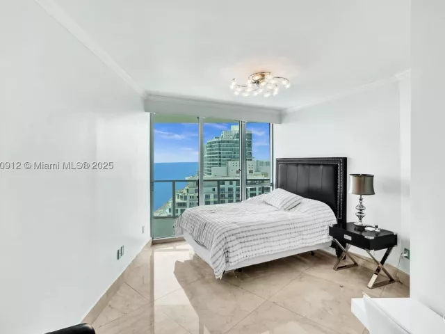 3-bedroom condo for sale in Hollywood - 3101 S Ocean Dr 3506 - MondialRealty
