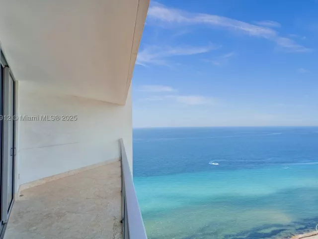 3-bedroom condo for sale in Hollywood - 3101 S Ocean Dr 3506 - MondialRealty