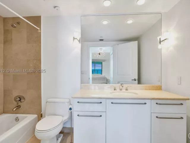 3-bedroom condo for sale in Hollywood - 3101 S Ocean Dr 3506 - MondialRealty