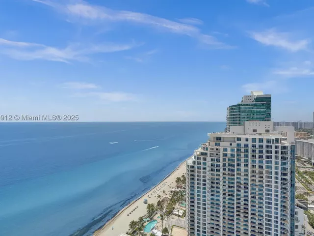 3-bedroom condo for sale in Hollywood - 3101 S Ocean Dr 3506 - MondialRealty