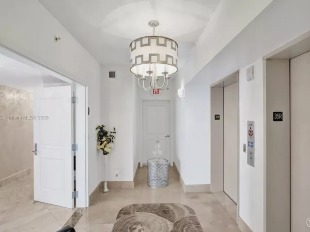 3-bedroom condo for sale in Hollywood - 3101 S Ocean Dr 3506 - MondialRealty