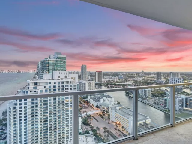 3-bedroom condo for sale in Hollywood - 3101 S Ocean Dr 3506 - MondialRealty