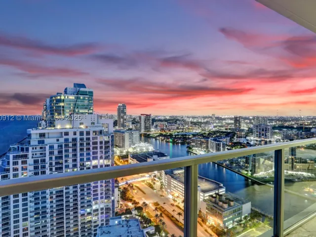 3-bedroom condo for sale in Hollywood - 3101 S Ocean Dr 3506 - MondialRealty