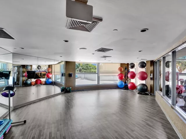 3-bedroom condo for sale in Hollywood - 3101 S Ocean Dr 3506 - MondialRealty