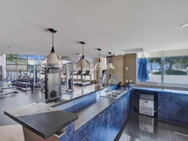 3-bedroom condo for sale in Hollywood - 3101 S Ocean Dr 3506 - MondialRealty
