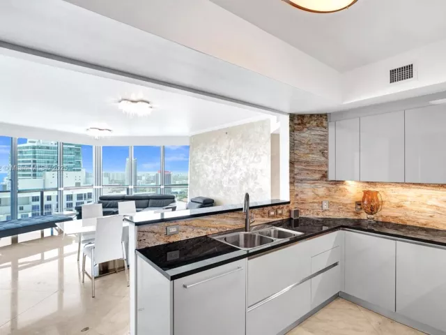3-bedroom condo for sale in Hollywood - 3101 S Ocean Dr 3506 - MondialRealty