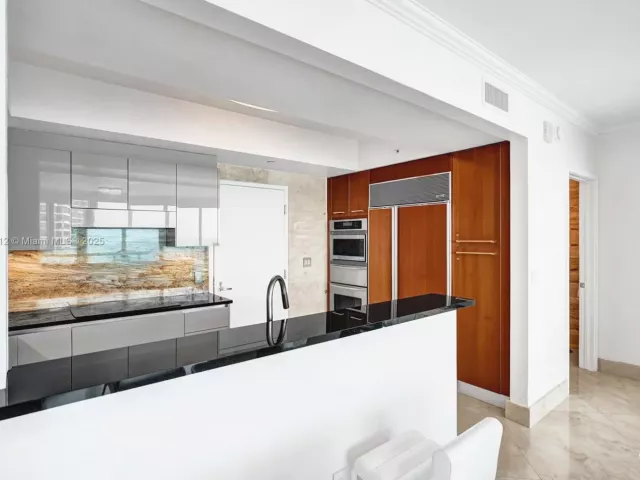 3-bedroom condo for sale in Hollywood - 3101 S Ocean Dr 3506 - MondialRealty