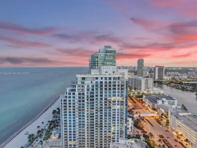 3-bedroom condo for sale in Hollywood - 3101 S Ocean Dr 3506 - MondialRealty