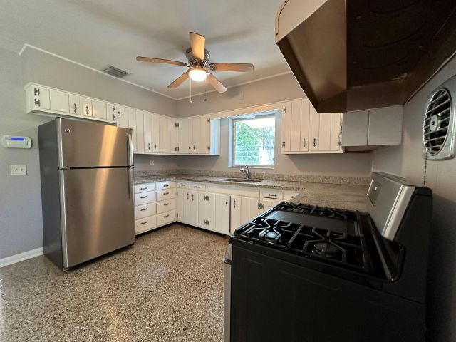 Home for rent at 415 49th Street - photo 6592601