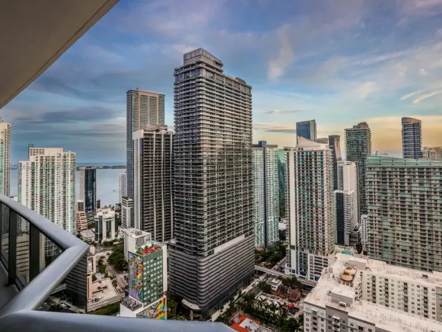 3-bedroom condo for rent in Miami - 55 SW 9th St 3906 - MondialRealty