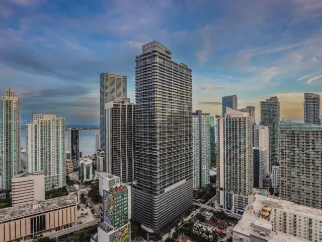 3-bedroom condo for rent in Miami - 55 SW 9th St 3906 - MondialRealty
