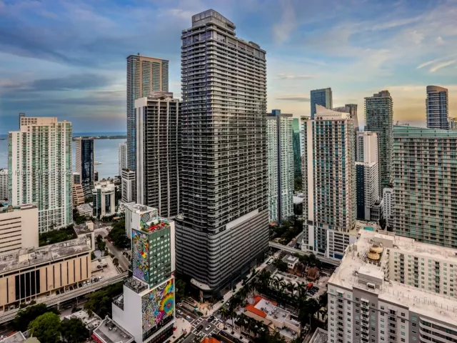 3-bedroom condo for rent in Miami - 55 SW 9th St 3906 - MondialRealty