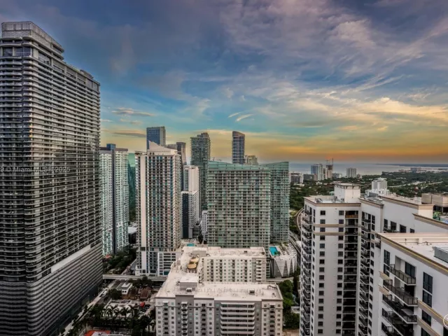 3-bedroom condo for rent in Miami - 55 SW 9th St 3906 - MondialRealty