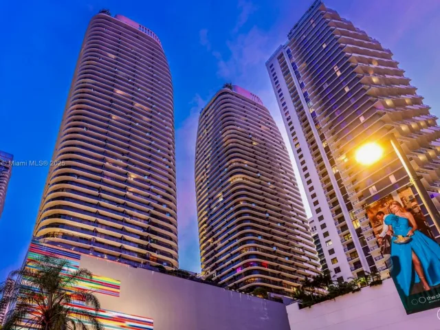 3-bedroom condo for rent in Miami - 55 SW 9th St 3906 - MondialRealty